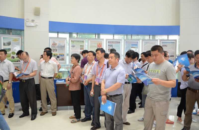 2考察團參觀賀州市碳酸鈣創(chuàng)新驅(qū)動中心