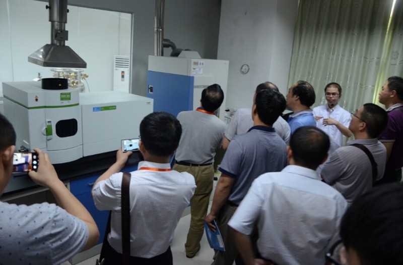 3考察團參觀實驗室