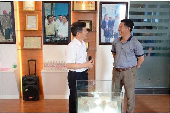 15科隆粉體人員和客戶在交談